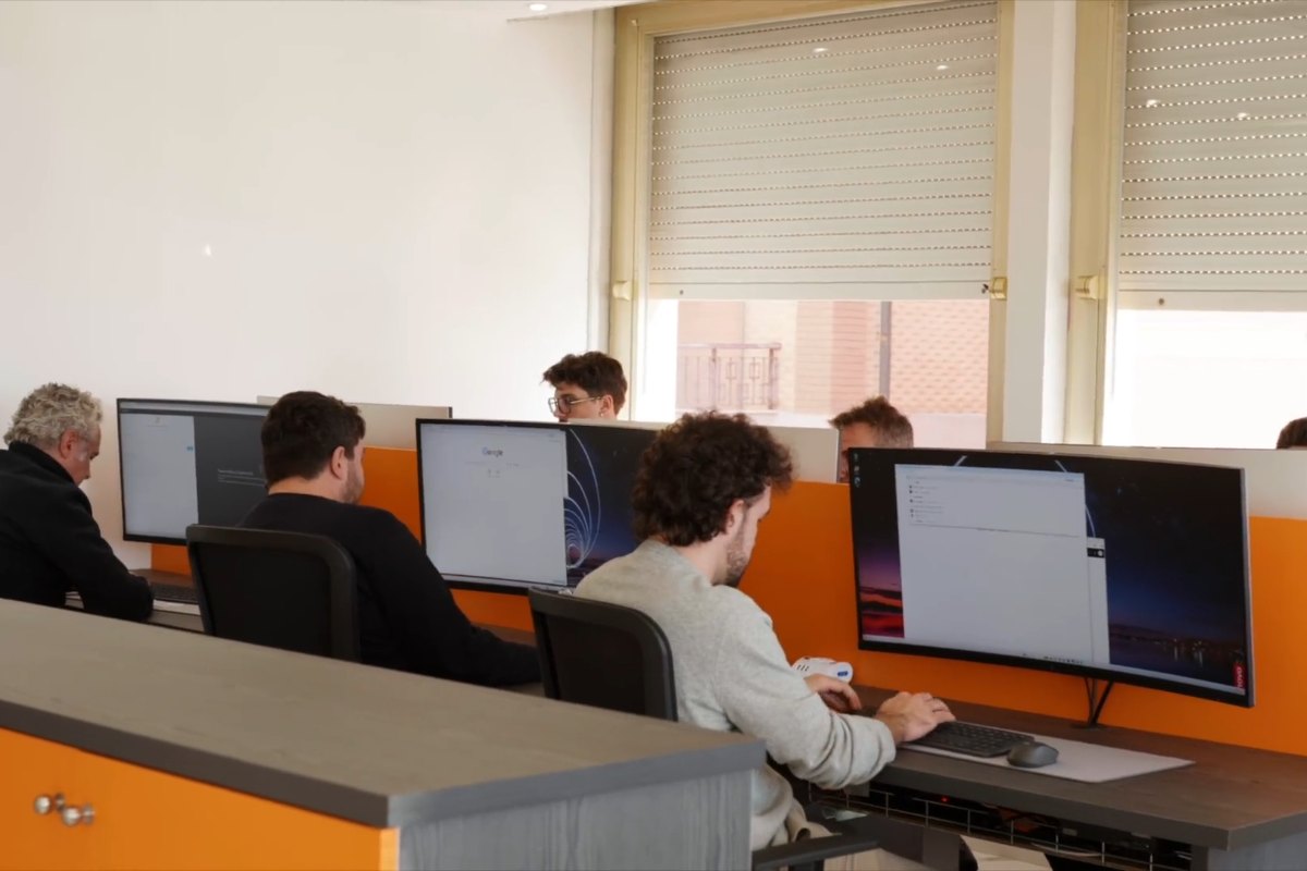 L'open space della sede ControlAuto di Chiavari durante la giornata di lavoro
